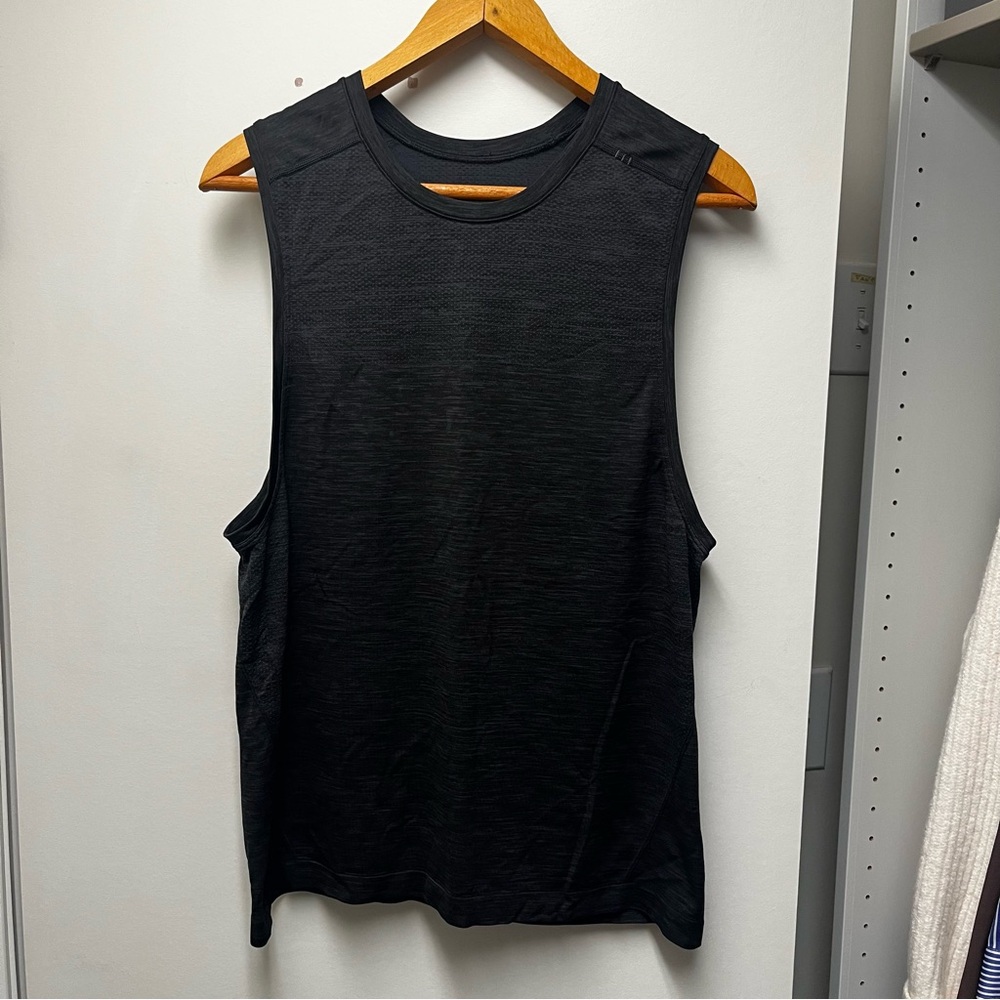 Lululemon men’s gray sleeveless sport shirt Small